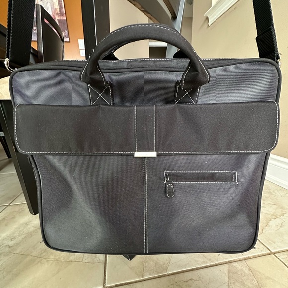 TARGUS Expandable Laptop Bag - Picture 1 of 13